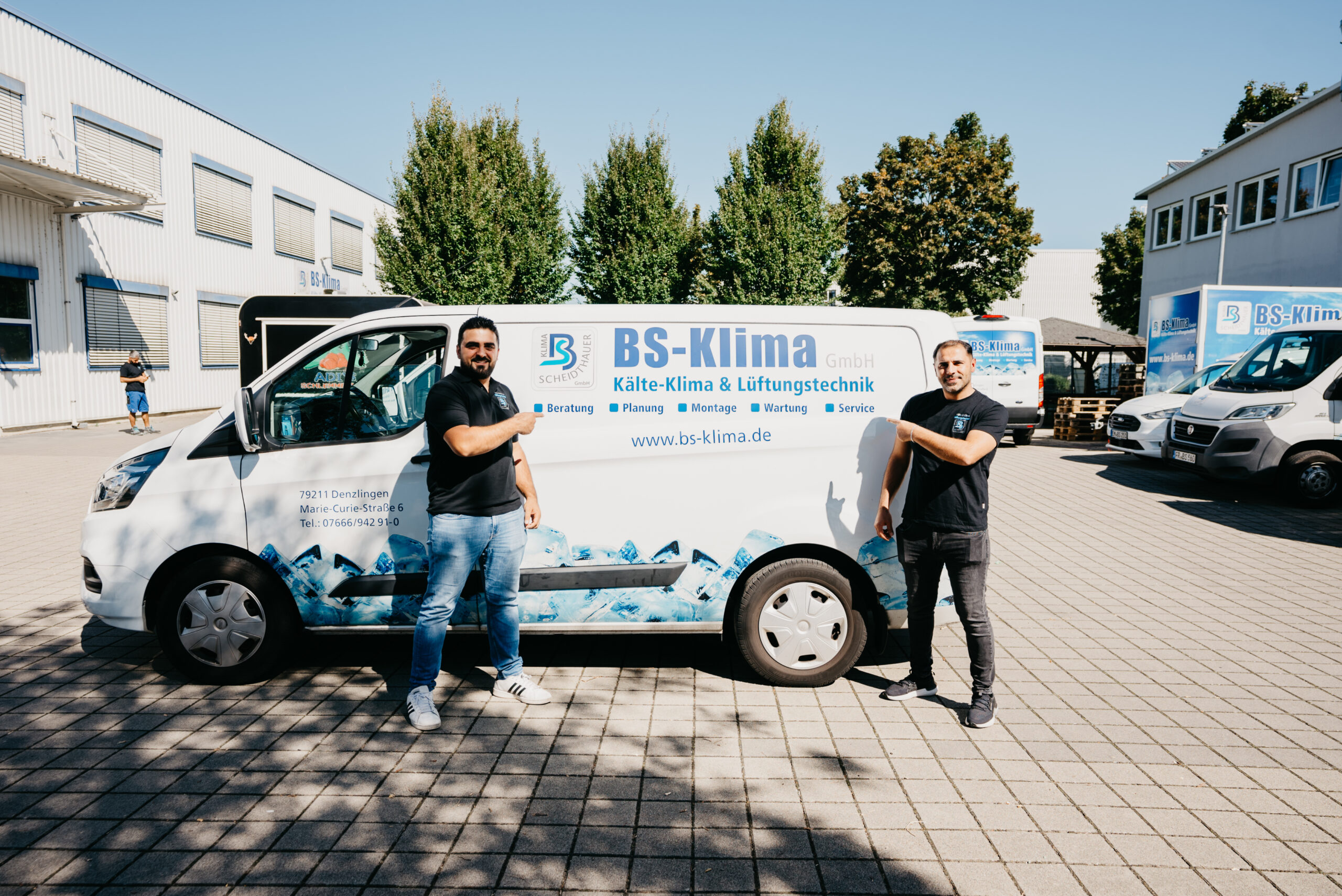 Servicetechniker vor einem Firmenfahrzeug der BS-Klima
